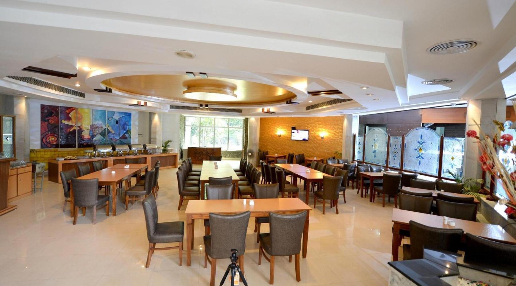 Hotel Raj Hans, 파리다바드 외부 사진