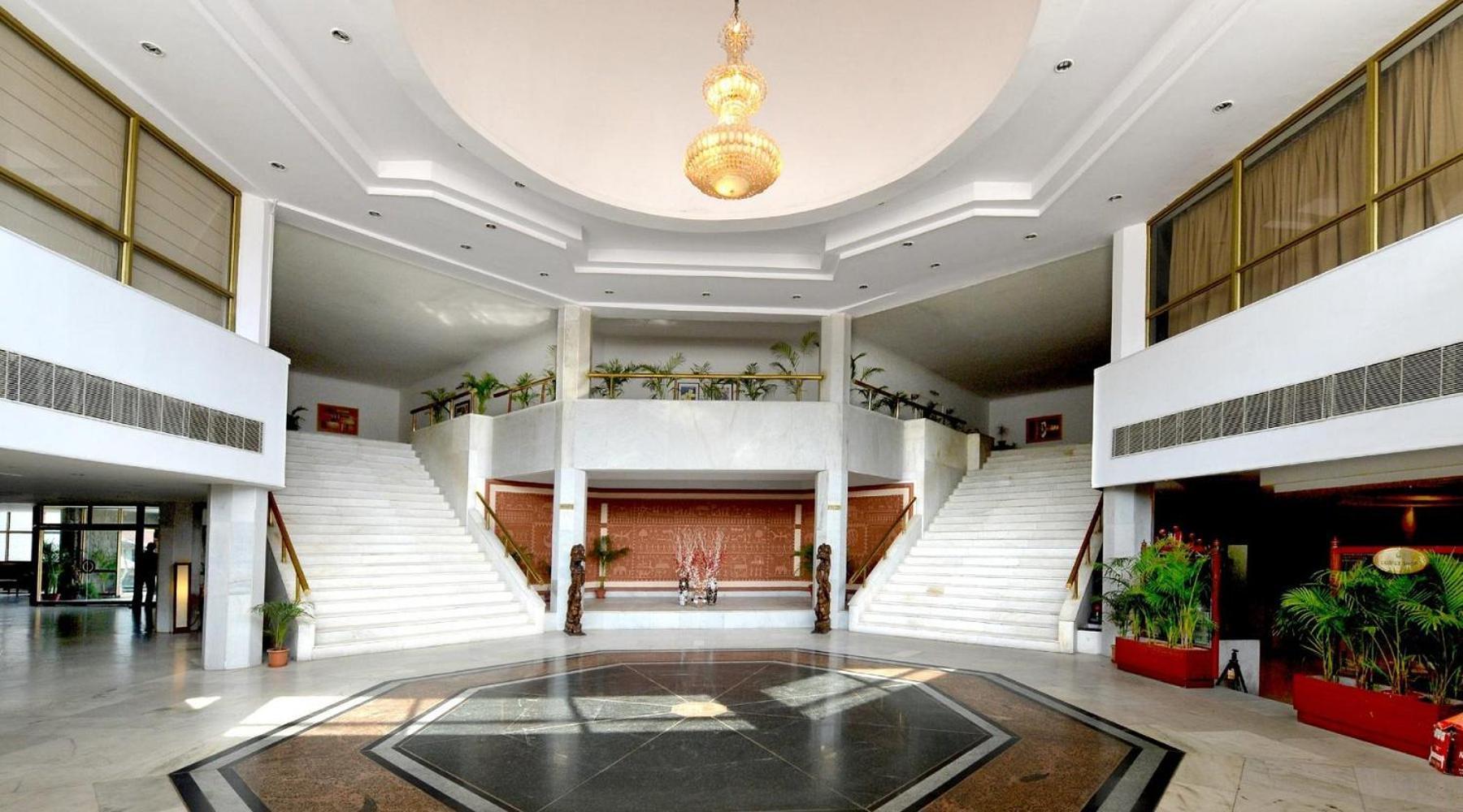 Hotel Raj Hans, 파리다바드 외부 사진